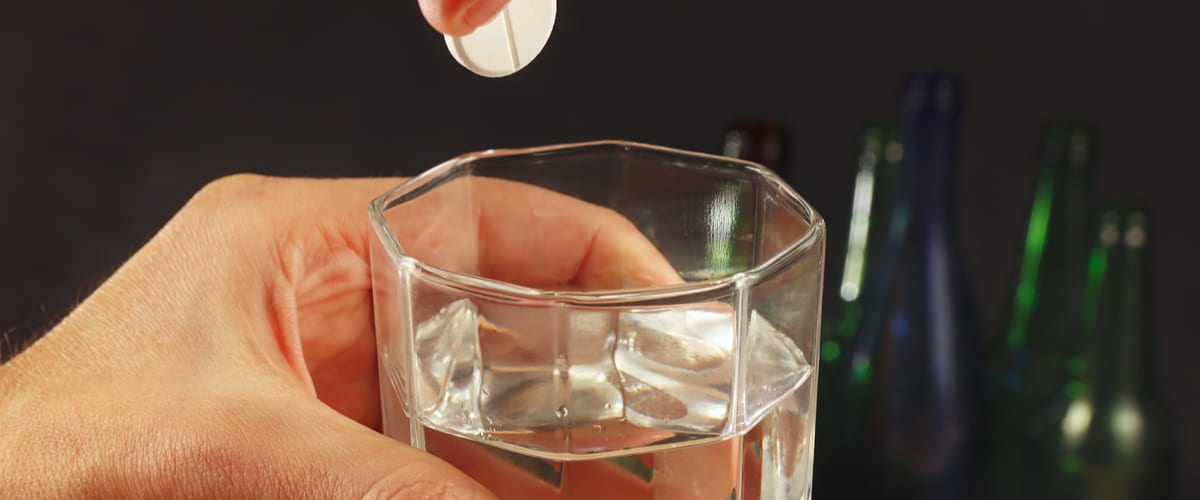 Стакан и таблетка