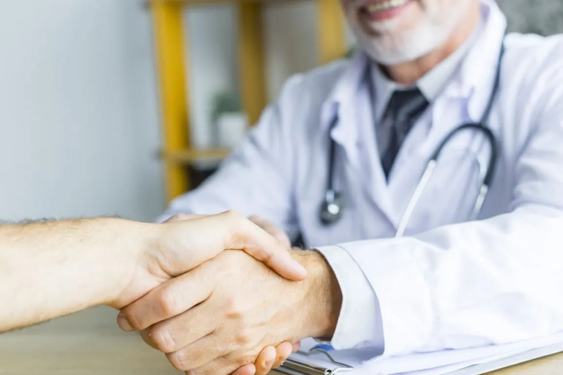 Врач пожимает руку пациенту